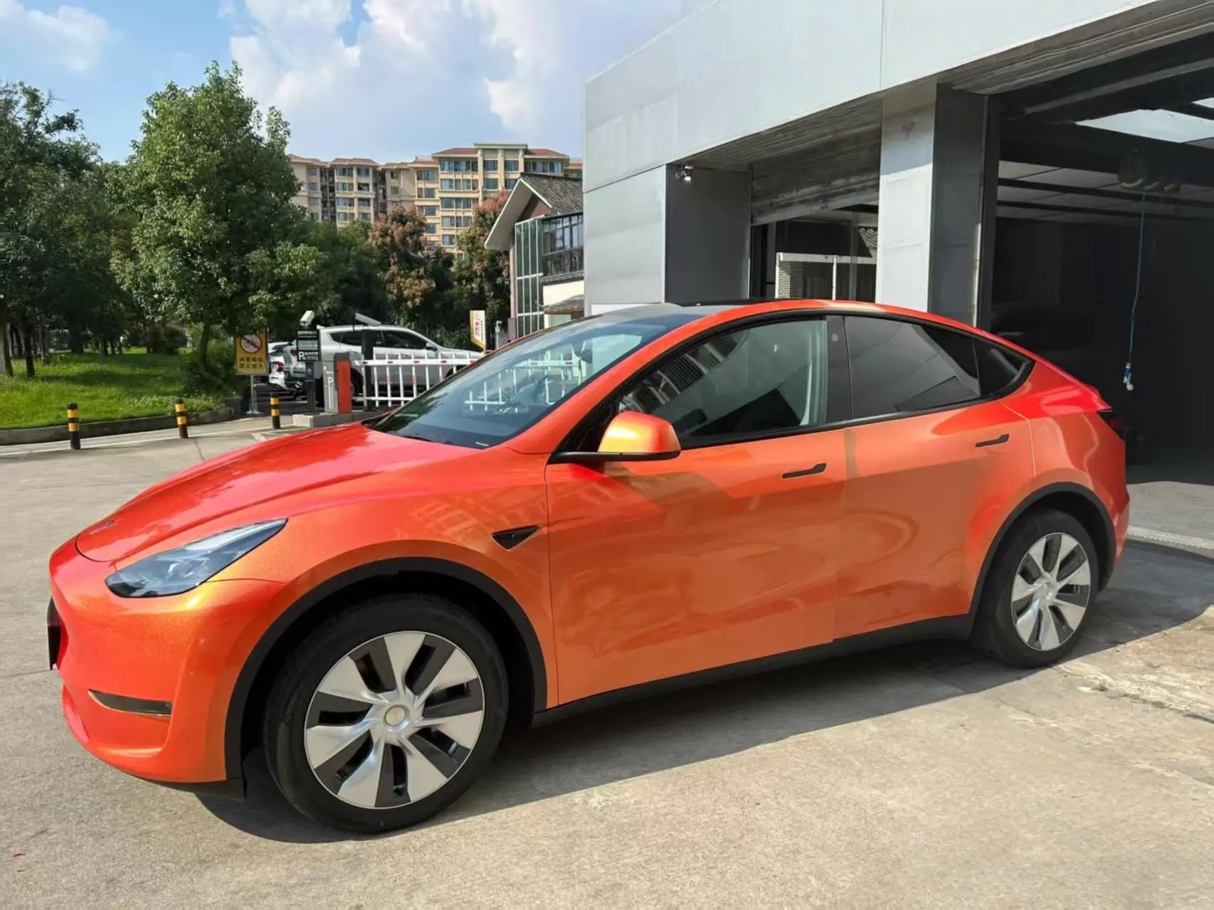 Full side view of Tesla Model Y in Neon Gold Orange color shift vinyl - Kaleido