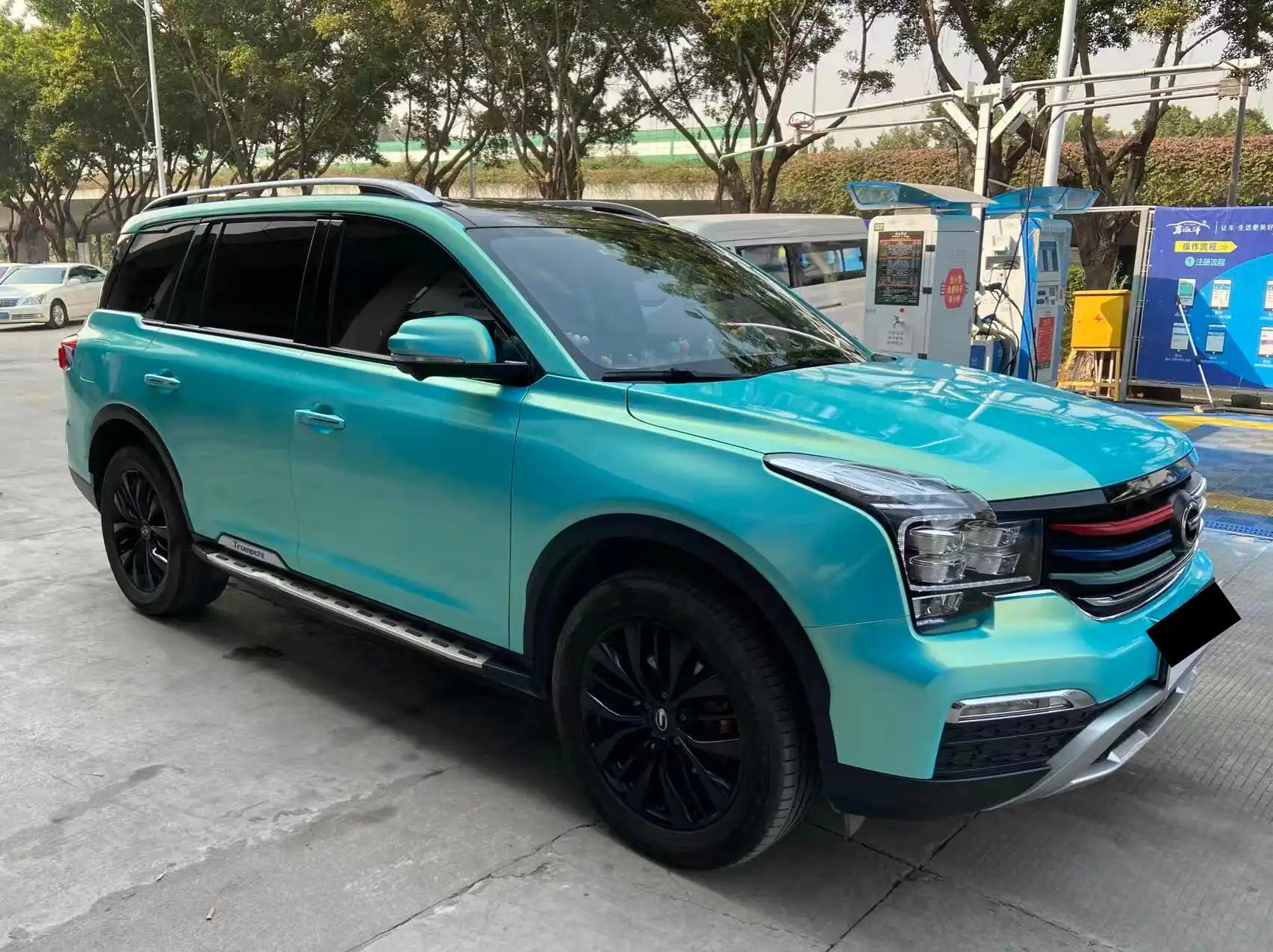 GAC Motor GS8 with Neon Ice Blue film - front-right view of large SUV - Kaleido