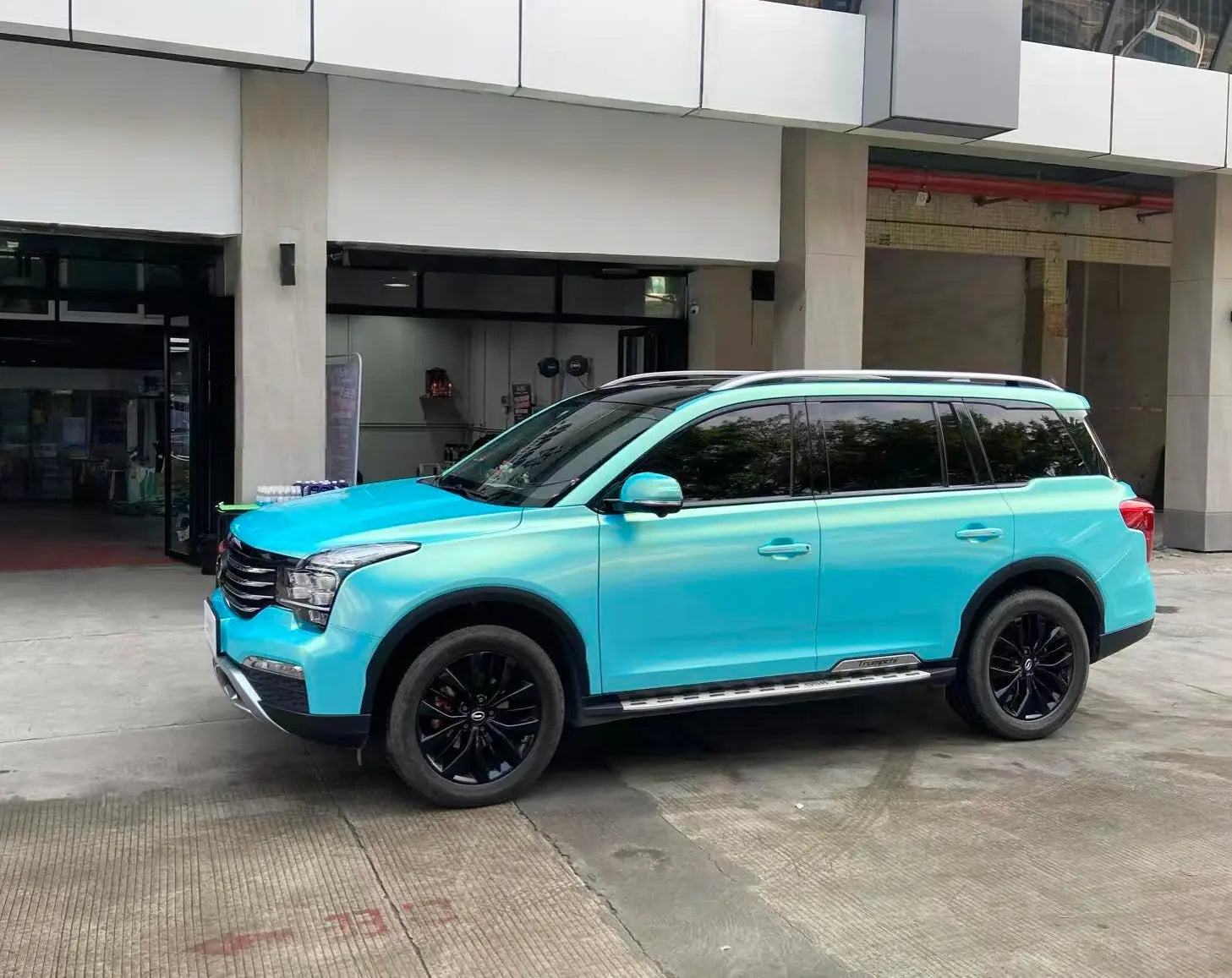 Full side view of GAC Motor GS8 with Neon Ice Blue color shift vinyl - Kaleido