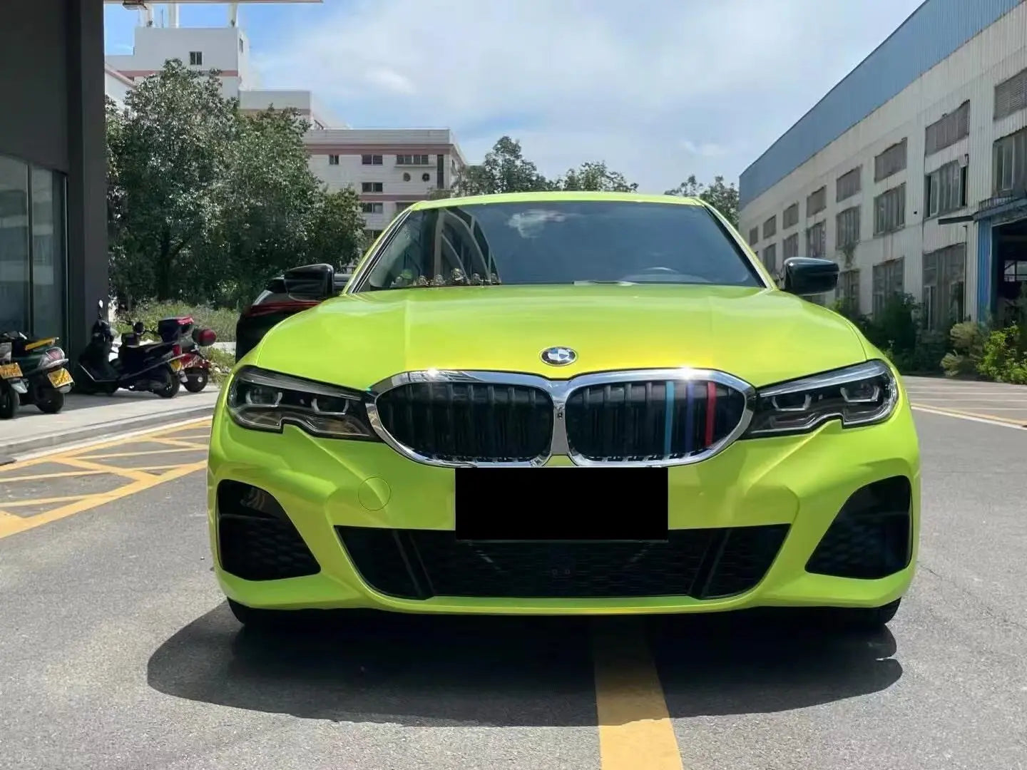 Front view of BMW 5 Series with Neon Yellow color shift film - Kaleido

