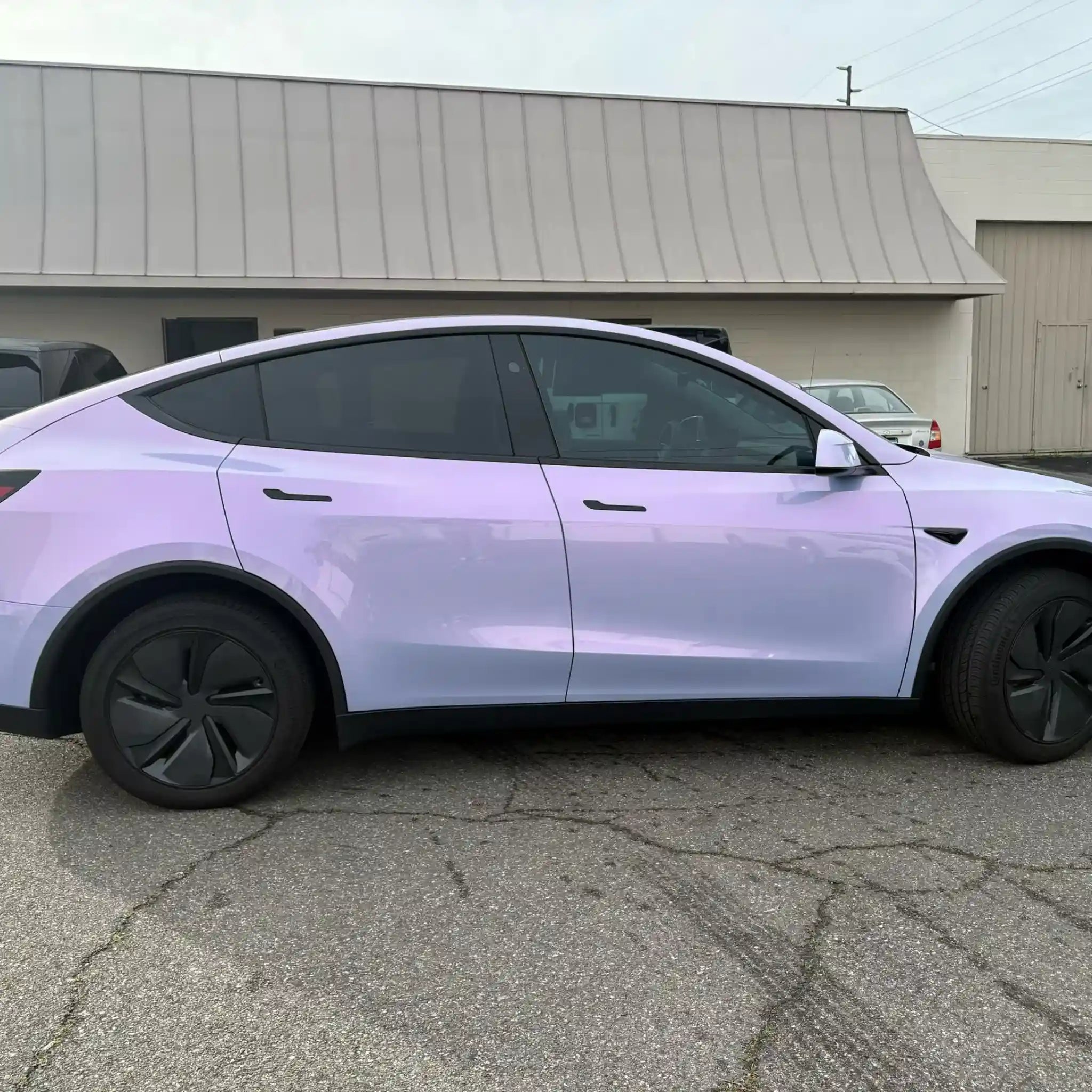 Right side profile of Tesla Model Y in Color Shift Pearl Blue Pink color shift film - Kaleido