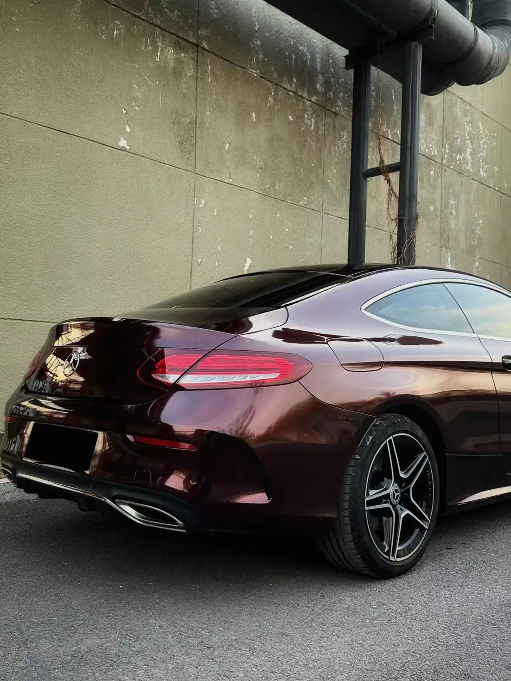 Close-up of Gloss Metallic Black Rose film on Mercedes C-Class Coupe rear-right - Kaleido