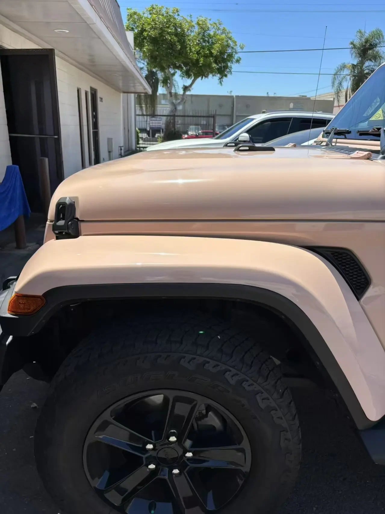 Detailed shot of Gloss Milktea film on Jeep Wrangler front-left - creamy beige gloss - Kaleido