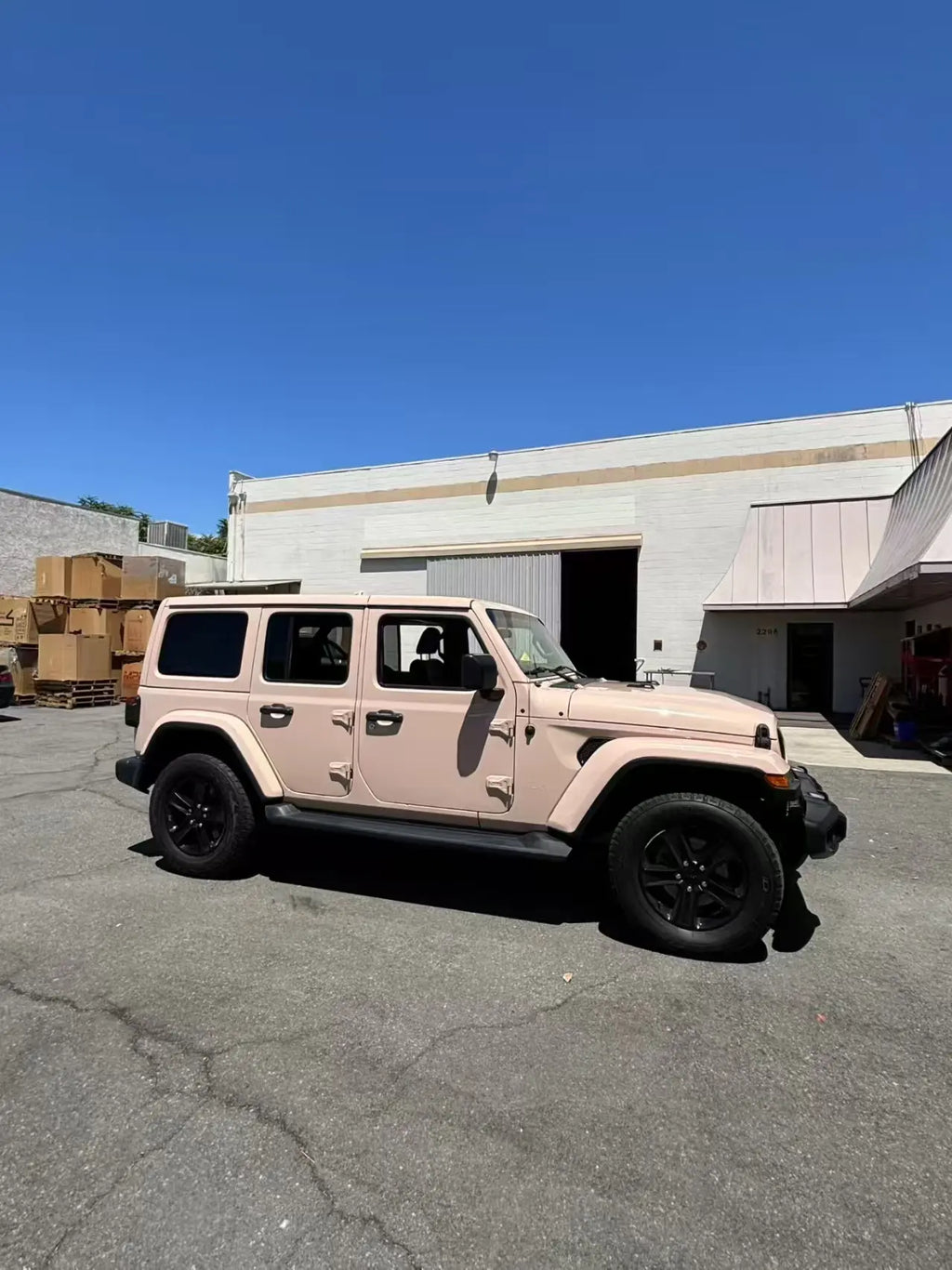 Gloss Milktea wrapped Jeep Wrangler - right side view with high-gloss finish - Kaleido