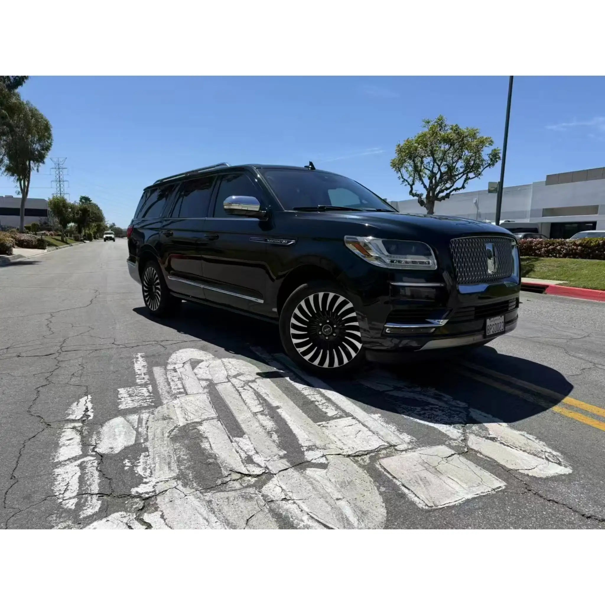 Front-right view of a Lincoln Navigator wrapped in deep Gloss Piano Black - Kaleido