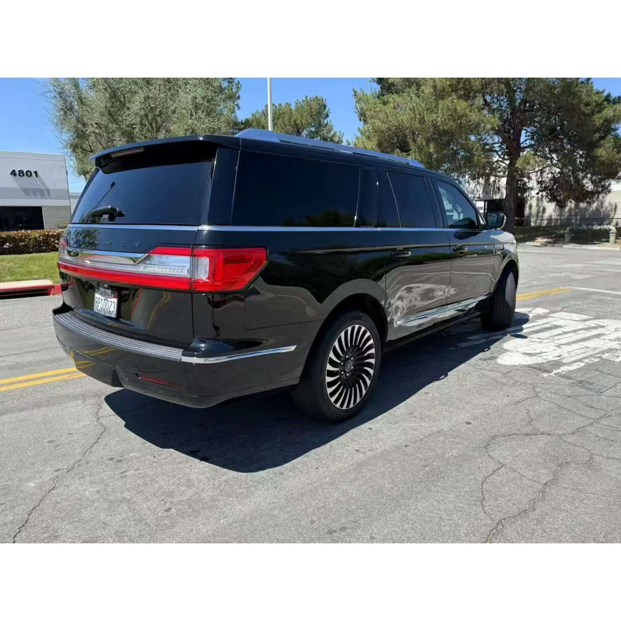 Rear-right angle of the Lincoln Navigator with Gloss Piano Black vinyl - Kaleido