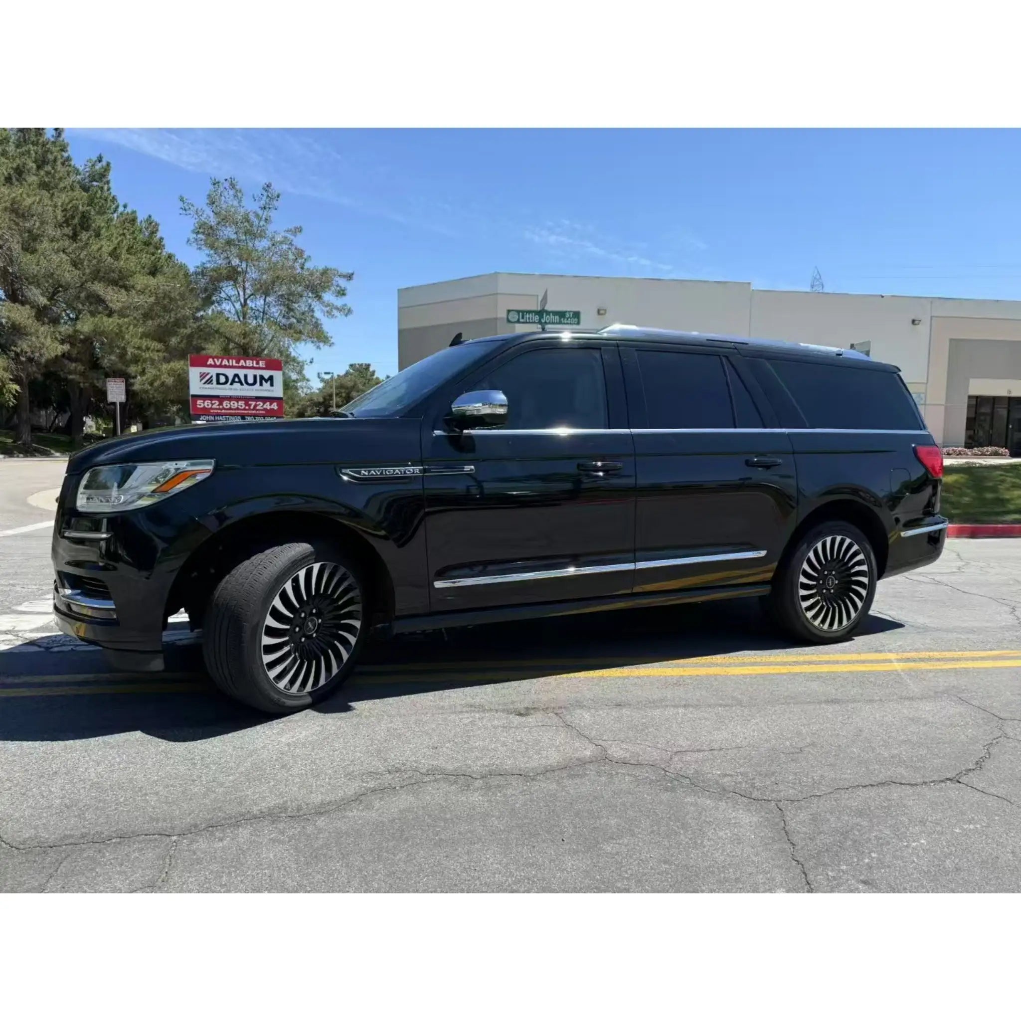 Full side profile of the Lincoln Navigator in Gloss Piano Black vinyl wrap - Kaleido