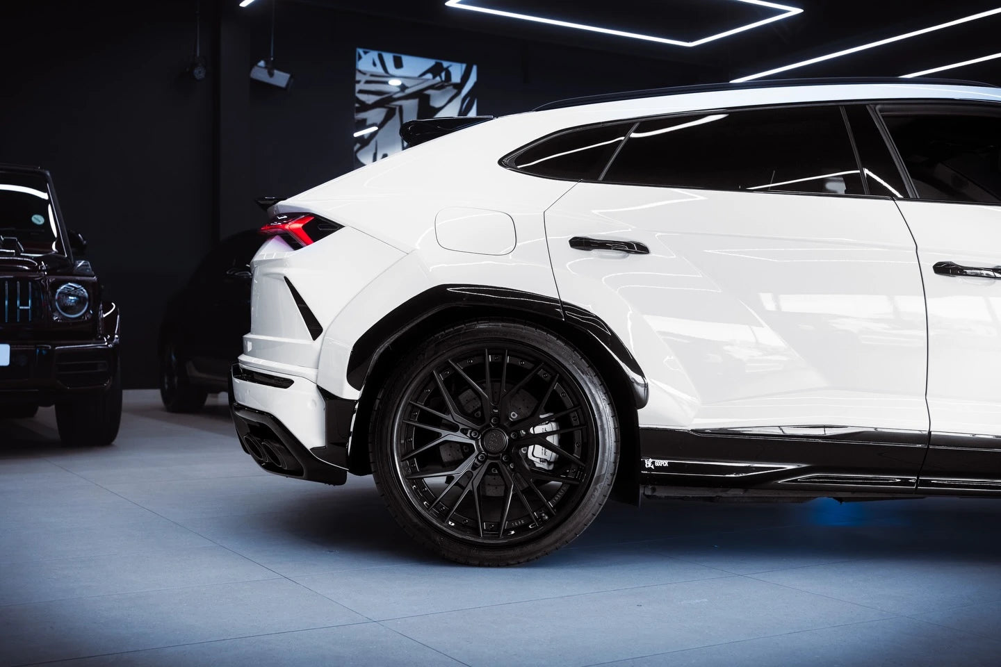 Gloss Piano White wrap on the right rear side of a Lamborghini Urus - Kaleido