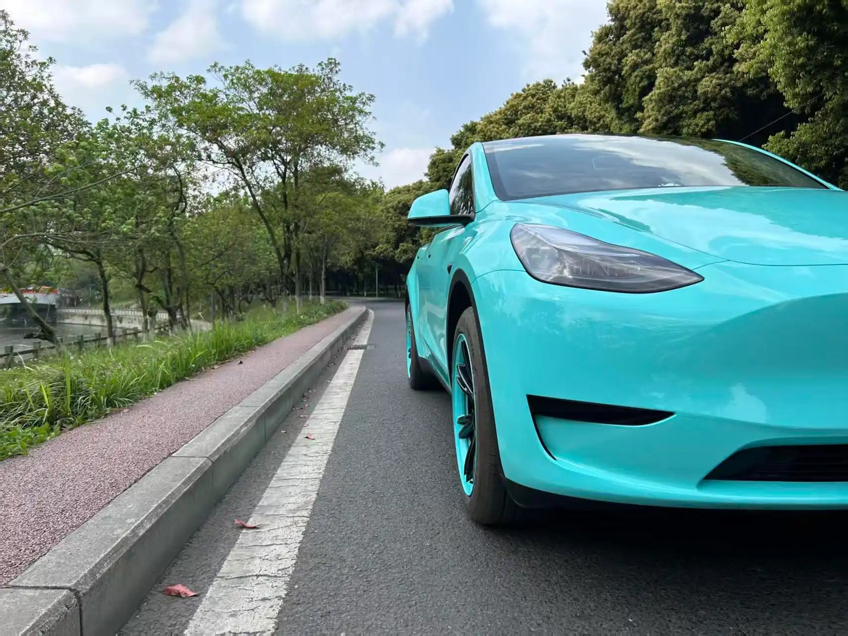 Tesla Model Y front-right corner with Gloss Tiffany high-gloss wrap - Kaleido