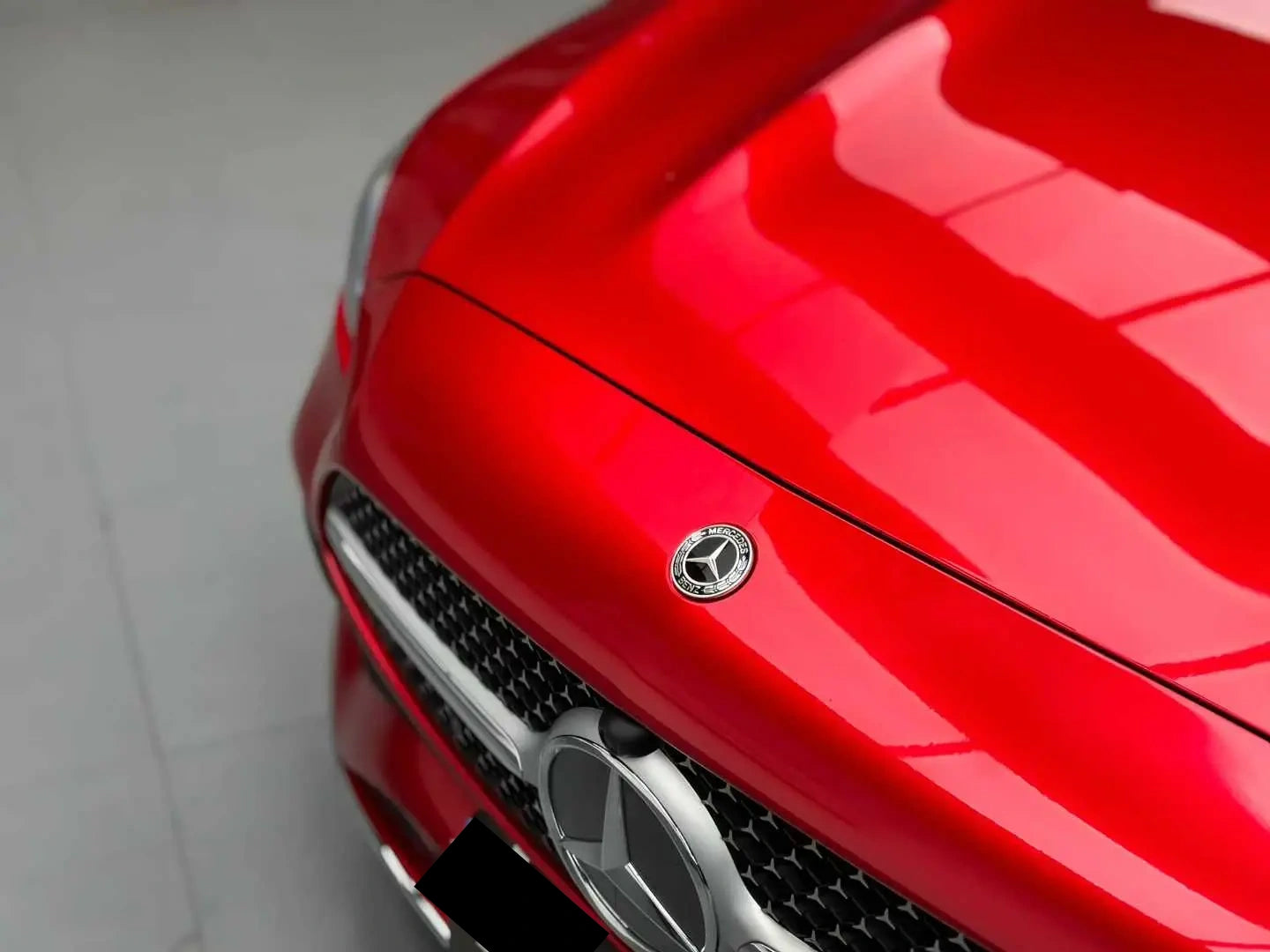 Detailed shot of the Glossy Metallic Vampire Red finish on a Mercedes C-Class (W206) front grille - Kaleido
