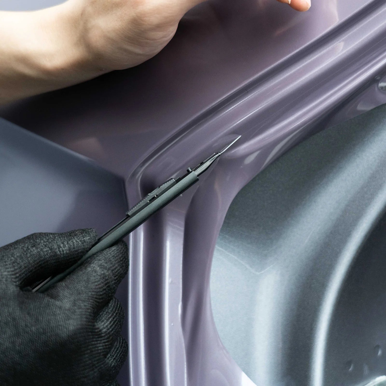 KALEIDO Wrap Cutting Knife in use for precise vinyl trimming - professional installation - Kaleido