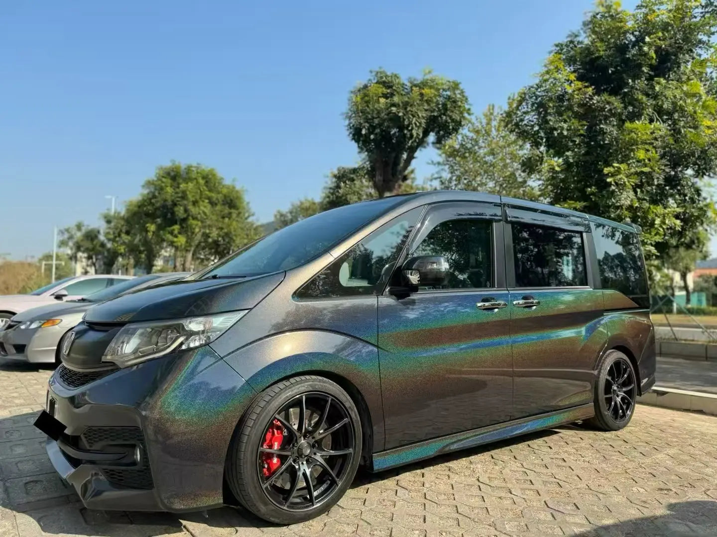 Honda Odyssey in Laser Gloss Black vinyl wrap - full left side profile - Kaleido