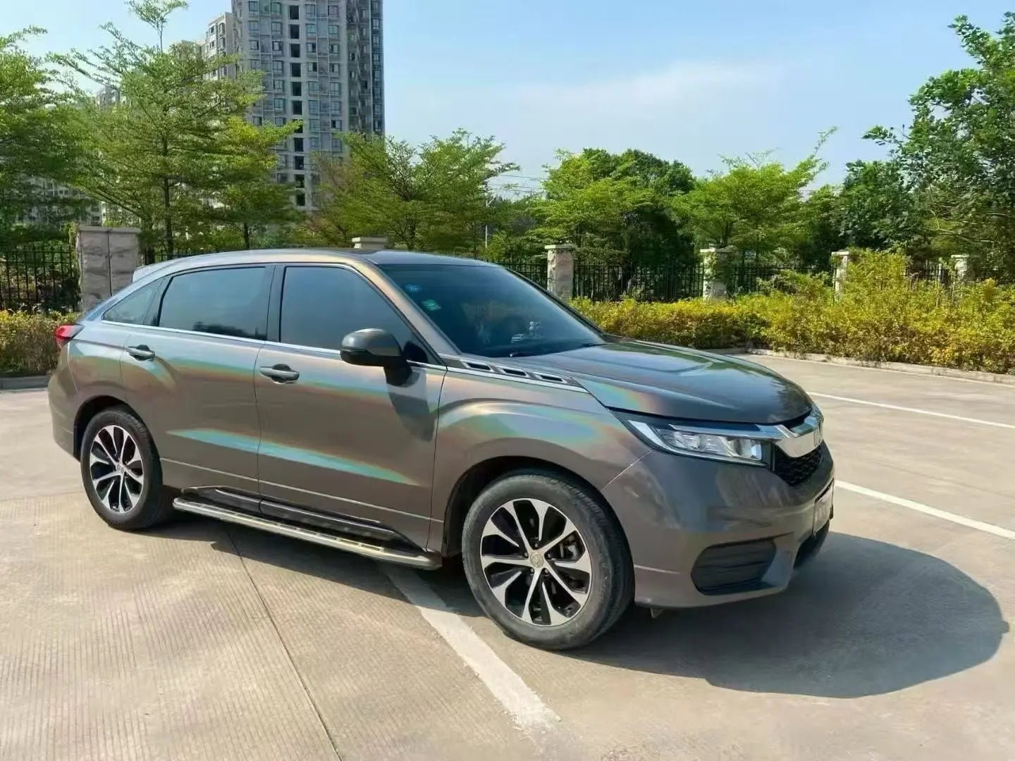 Laser Holographic Gray vinyl on Honda Avancier front-right - SUV front angle - Kaleido