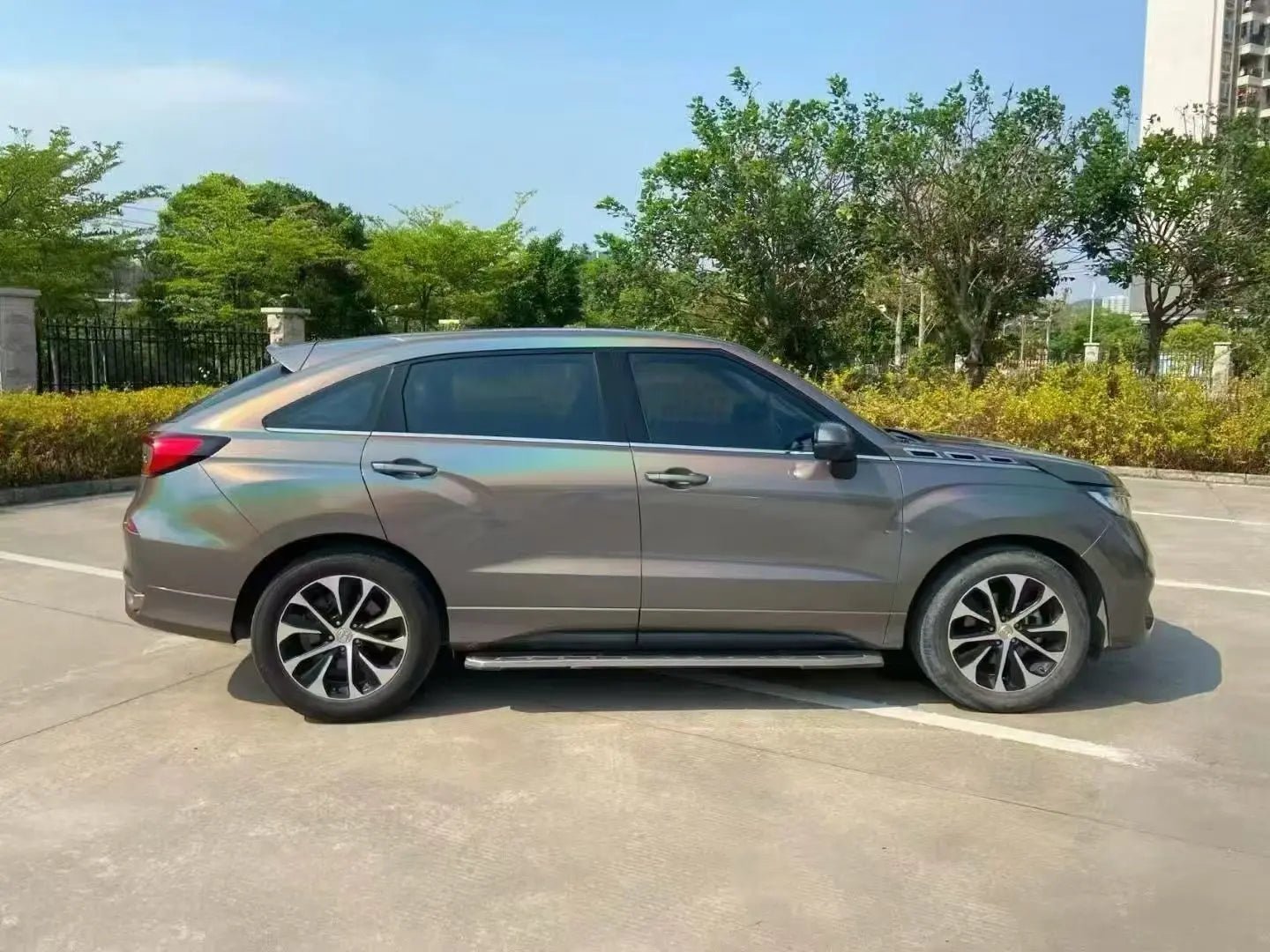 Honda Avancier  in Laser Holographic Gray wrap - full right side profile of the SUV - Kaleido