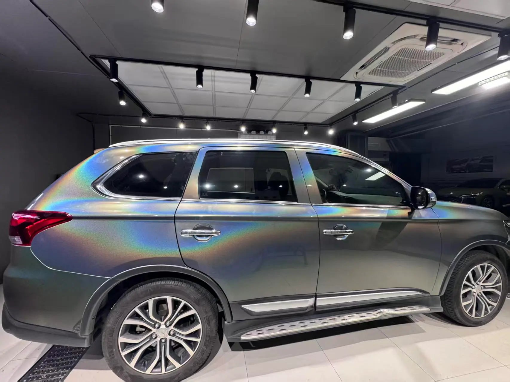 Roewe RX8 in Laser Holographic Gray holographic wrap - right side profile of the SUV - Kaleido